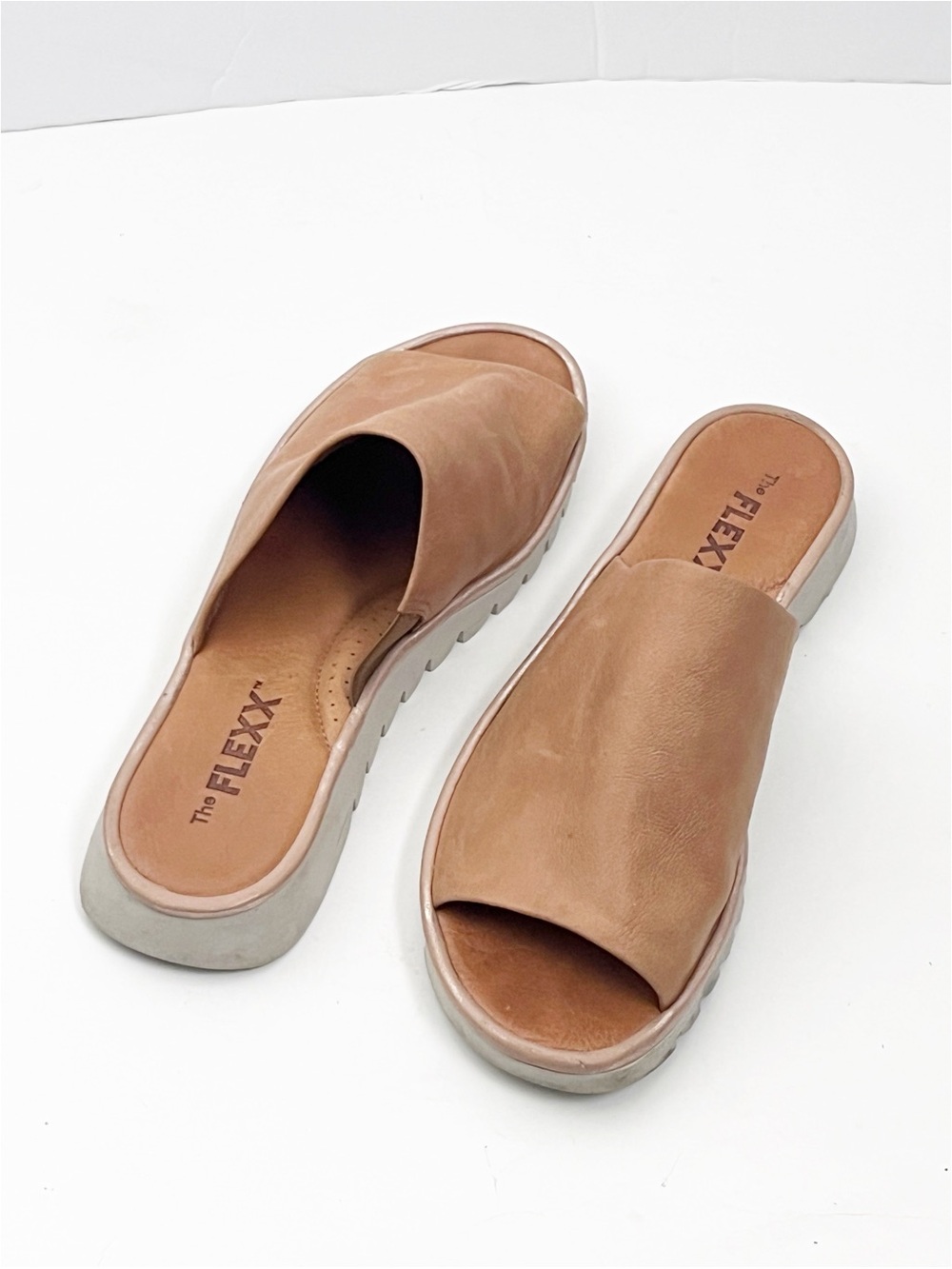 THE FLEXX Shore Thing Brown Soft Leather Slides Sandals 11 Casual Neutral Comfy
